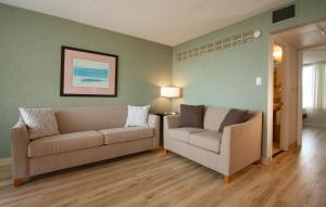 Crusader Oceanfront Resort tesisinde bir oturma alanı