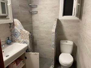 A bathroom at Beautiful apartment by center of Pefkochori Chalkidiki Még 24 kép
