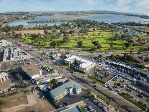 uma vista aérea de uma cidade com um rio em SureStay Hotel by Best Western San Diego Pacific Beach em San Diego