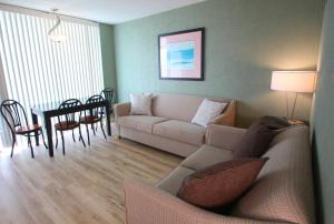 Crusader Oceanfront Resort tesisinde bir oturma alanı