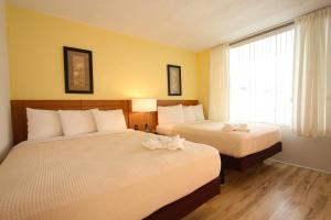 Crusader Oceanfront Resort tesisinde bir odada yatak veya yataklar