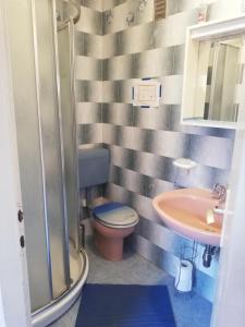 een badkamer met toilet en wastafel bij Angela Apartments -Lopar in Lopar +21 foto's