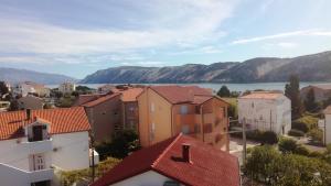 een uitzicht op een stad met bergen op de achtergrond bij Angela Apartments -Lopar in Lopar