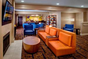 Area lounge atau bar di Sonesta Select Boston Danvers