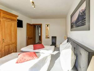 2 camas en una habitación de hotel con en Alm'a Residence en Kitzbühel