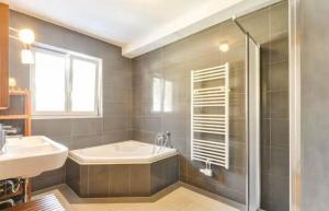 A bathroom at Alm'a Residence