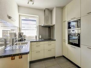 A kitchen or kitchenette at Alm'a Residence