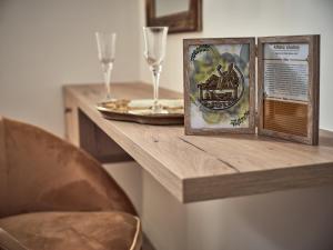 un tavolo con due bicchieri e una foto sopra di Athina Studios a Laganas