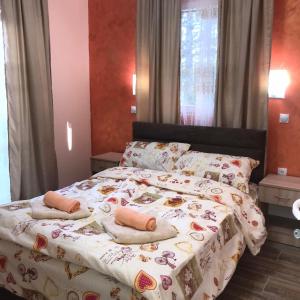 1 dormitorio con 1 cama con 2 almohadas en Velin raj en Soko Banja