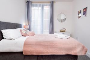 Ένα ή περισσότερα κρεβάτια σε δωμάτιο στο Fairytale 2 Bedroom Apartment City Centre Free Parking