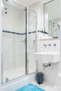 a bathroom with a shower and a sink at Fairytale 2 Bedroom Apartment City Centre Free Parking in Birmingham