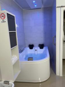 La salle de bains privative est pourvue d'une baignoire. dans l'établissement Palmas View Premium 5, à Candelero Arriba