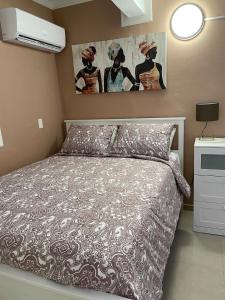 - une chambre avec un lit et une peinture murale dans l'établissement Palmas View Premium 5, à Candelero Arriba