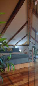 1 dormitorio con 1 cama con sábanas azules en GreatStay - with free parking in center, en Pula