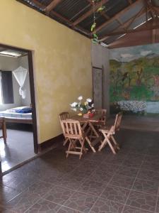 a room with a table and chairs and a bed at Finca Fuente de Vida in Estelí