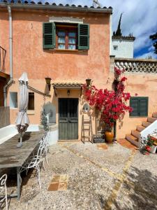 a house with a table and chairs in front of it at Casita rosa in Palma de Mallorca