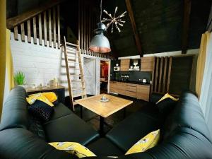 uma sala de estar com um sofá e uma mesa em Księżycowy Domek Nad Potokiem em Wisla