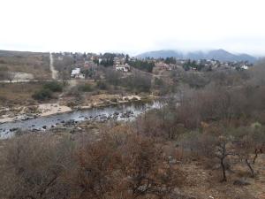 vista su un fiume con una città sullo sfondo di Cabañas La Escondida Casa De Campo 2 a San Antonio de Arredondo