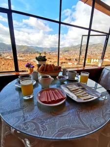 un tavolo con cibo e bevande su un tavolo con vista di Hostal Tu Hogar a Cuzco Altre 37 foto