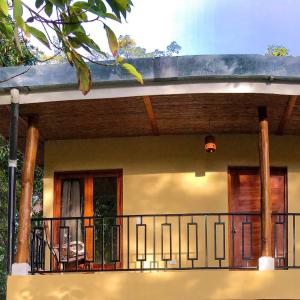 un balcón de una casa con barandilla en Casa Inti Guesthouse & Lodge, en Managua