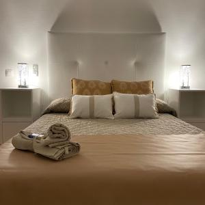 een slaapkamer met een bed met een handdoek erop bij Piso de 2 habitaciones a 200 metros de la playa in Las Palmas de Gran Canaria