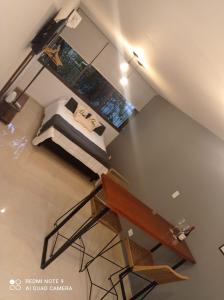 einen Blick über ein Zimmer mit einem Bett und einem Schreibtisch in der Unterkunft Mágnum Apartments Studio in Mendoza