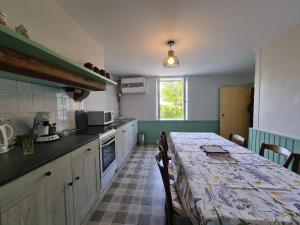 A cozinha ou cozinha compacta de Gîte Aigurande, 2 pièces, 5 personnes - FR-1-591-1
