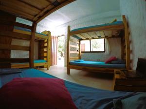 1 dormitorio con 2 literas y ventana en RokaDura Hostel, en Santa Marta