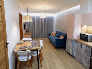 Kuchyňa alebo kuchynka v ubytovaní Apartament Pod Papugami Karpatia Resort