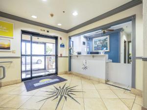 Лоби или рецепция в Days Inn & Suites by Wyndham Webster NASA-ClearLake-Houston