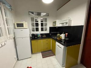 Η κουζίνα ή μικρή κουζίνα στο Bungalow Les Gommiers +15 φωτογραφίες