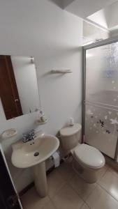 a bathroom with a toilet and a sink and a shower at APARTAMENTO CÓMODO, ILUMINADO Y CENTRAL EN MANIZALES in Manizales