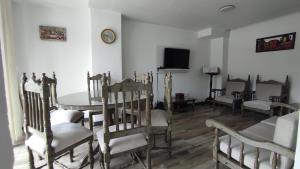 a dining room with a table and chairs and a tv at APARTAMENTO CÓMODO, ILUMINADO Y CENTRAL EN MANIZALES in Manizales