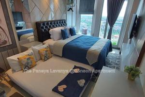 um quarto com uma cama grande e uma janela em The Paneya Lavanya @Benson Apartment em Surabaya