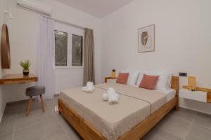 ein Schlafzimmer mit einem Bett und einem Stuhl darin in der Unterkunft Casa il Fiume in Alykes