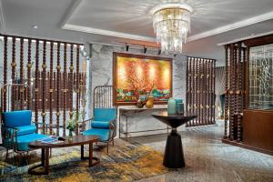 Khu vực ghế ngồi tại Peridot Grand Luxury Boutique Hotel