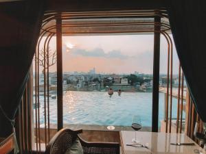Hồ bơi trong/gần Peridot Grand Luxury Boutique Hotel