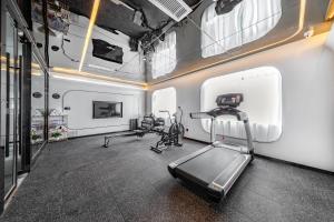 a fitness room with a treadmill and a gym at Atour Light Hotel Chengdu Wenjiang in Wenjiang