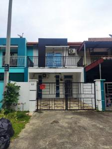 een huis met een hek ervoor bij Rumah teres 2 tingkat & 3 bilik in Pasir Gudang