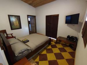 TV a/nebo společenská místnost v ubytování Finca La Antigua. finca tradicional Cafetera