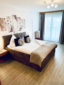 a bedroom with a large bed in a room at HappyLivingApartments in Villach
