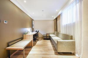 een wachtkamer met banken en een tafel bij Atour Hotel Qinghuangdao Shanhaiguang in Qinhuangdao