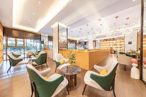 珠海拱北富华里亚朵酒店的休息区