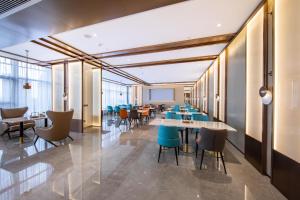 A restaurant or other place to eat at Atour Hotel Guangzhou Liwan District Jiaokou