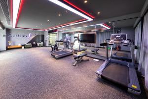 - une salle de sport avec des tapis de course et des équipements de cardio-training dans l'établissement Atour Hotel Kunming City Government Xishan Dianchi Lake, à Kunming