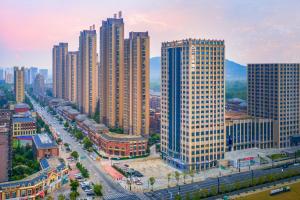 z góry widok na miasto z wysokimi budynkami w obiekcie Atour Hotel Hefei Shushan High-Tech Industrial Park West Changjiang Road w mieście Hefei