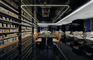 a library with a table and chairs and bookshelves at Atour S Hotel Lanzhou Convertion Exhibition Center in Lanzhou