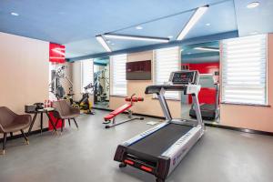 The fitness centre and/or fitness facilities at Atour Hotel Weifang Railway Station Youth Road