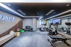 un gimnasio con cintas de correr y equipos de ejercicio en una habitación en Atour Hotel Nanjing Xianlin Unviersity Town, en Nanjing