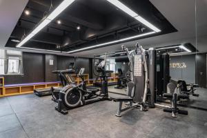 een fitnessruimte met diverse loopbanden en cardio-apparatuur bij Atour Hotel Xian Hujia Temple in Xi'an